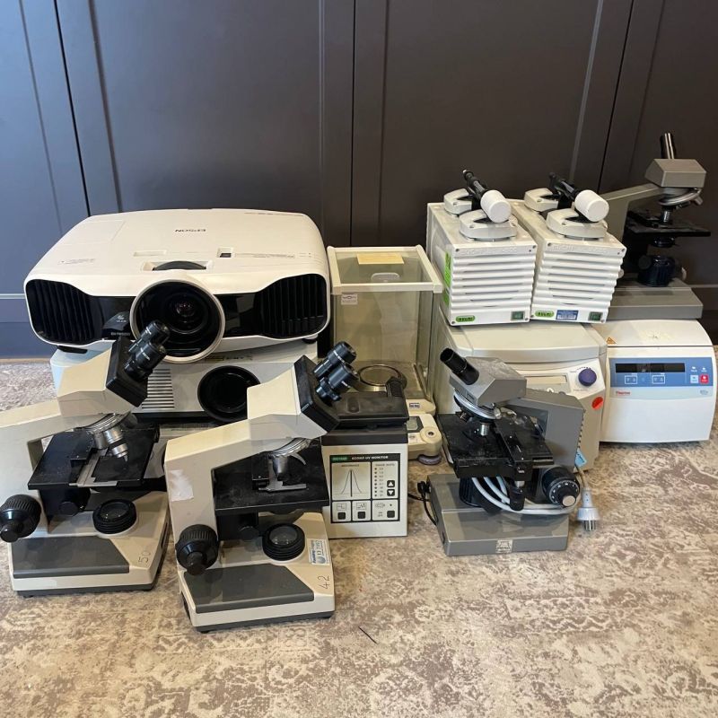 Recovered microscopes, an Epson projector, Büchi vacuum pumps and a centrifuge